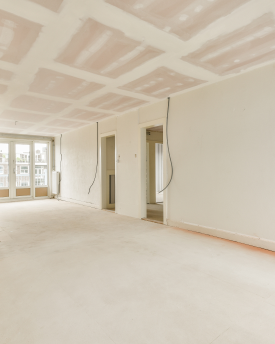 Rohinstallation eines Innenausbaus in Wesertal, mit Gipskartonwänden und einem minimalistischen Raumdesign.